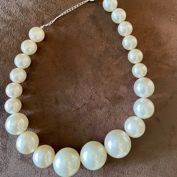 Faux pearl large and small beaded necklace - Picture 3 of 3